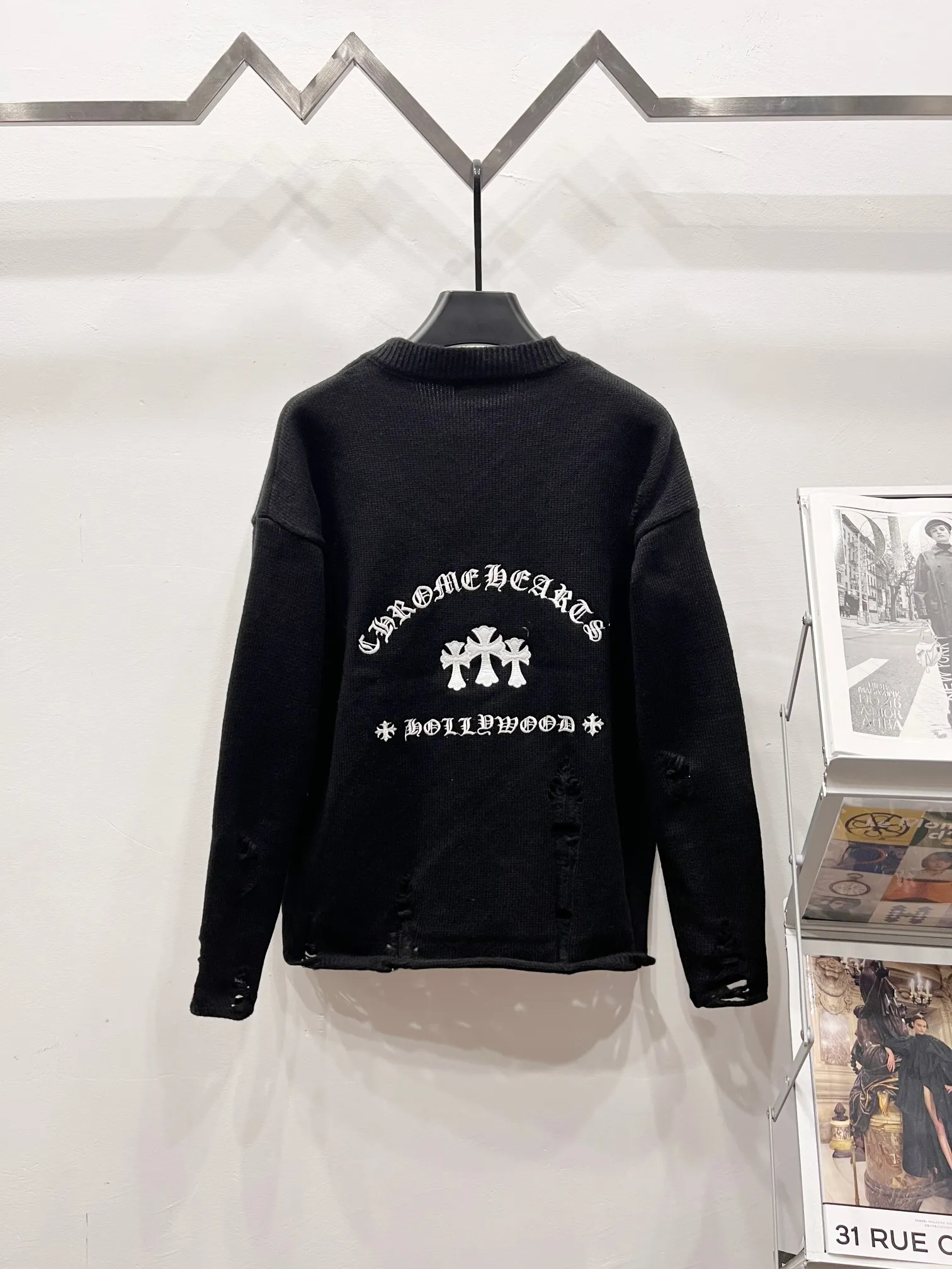 P240 High quality, model number: (Q062) Chrome Hearts CH Chrome Hearts patchwork cross hole knitted sweater pullover. The popular style is the same for men and women. It is matched with black and white. It looks good in real life. It looks good in daily wear. It is even more photogenic. It’s hard not to buy it. Buy it for me!!! Believe me, no one can refuse such a captain style Chrome Hearts jacket. It has expanded the version based on the old version and has a loose and stylish upper body. Casual design with an expanded hem. Fat people are extremely slim. Thin people have a limited height. Ten thousand yuan ZP printing. 1:1 perfect restoration. Looks good when worn alone. Can be easily controlled by both men and women. If you care more about quality, you must also respect the price. It is completely different from the thin transparent bottoms on the market that pill when worn. If the style makes you shine at a glance, then quality is what you should pay more attention to. We focus on quality rather than price. Customers who have received my products all know it. ️️️ Sweaters on the market are generally made of bract core yarn. We use modal. The advantages over core-spun yarn are very intuitive: high cost, high price, high density, relatively expensive for developers, and let us make a lot less money. In addition, it is delicate, has no scum on the upper body, resists pilling, and is high-end. We are conscientious sellers and do not use core-spun yarn. Apart from being cheap, core-spun yarn is really useless. It shrinks, pills, hooks, and makes people pierced. He is proficient in everything. It is 2024. Who doesn’t want to look decent when they go out? Quality determines the upper body effect. No matter how bad the quality, the best style is still the temperament of the urban-rural fringe. We only do long-term business. Quality determines character. Take it back and wear it with confidence and wash it. The quality of the pattern will definitely make your eyes shine. We only make the right version of high quality. We make high-end hard goods. Reject junk goods and reject fast food. Conscientious quality and conscientious price. You deserve it!  Color: Black White Gray Red Size: S M L